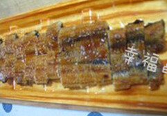 鳗鱼寿司,海苔片切成细条状,鳗鱼切成大小相同的条状