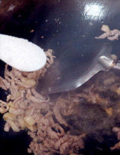 鲜辣小炒茶树菇,加黄油，加白<a style='color:red;display:inline-block;' href='/shicai/ 10588'>糖</a>上<a style='color:red;display:inline-block;' href='/shicai/ 10588'>糖</a>色，再加少许盐入味，炒至肉丝微黄