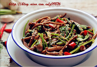鲜辣小炒茶树菇,装盘，撒上炒香的<a style='color:red;display:inline-block;' href='/shicai/ 678'>白芝麻</a>即可