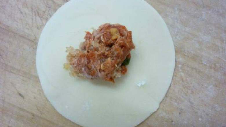 牧丹蒸饺,放入馅心。