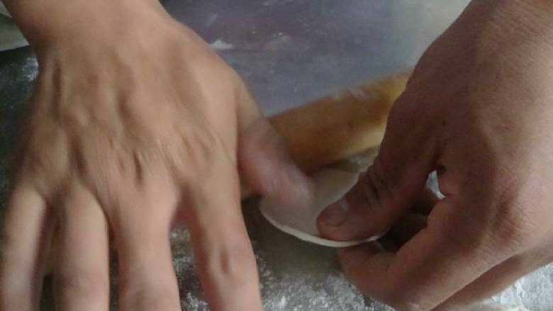 牧丹蒸饺,<a style='color:red;display:inline-block;' href='/shicai/ 519'>面粉</a>加入开水烫成面团，揉光搓条下剂子，擀成面皮。