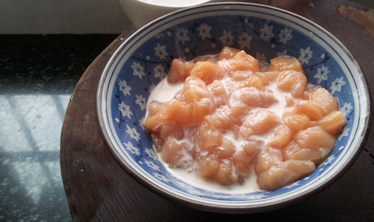 宫保鸡丁,鸡脯肉切丁，加料酒，盐，鸡精，水，抓匀码位腌制5分钟