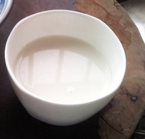 宫保鸡丁,将适量淀粉加入小碗里，加适量水拌匀