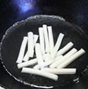 海苔培根炒年糕,锅内加开水，先把<a style='color:red;display:inline-block;' href='/shicai/ 552'>年糕</a>淖软后捞出沥干