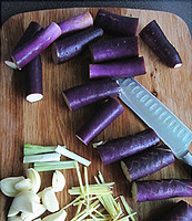 鱼香茄子,茄子切成5CM的段，在每段上正反2面各切十字刀，蒜头切片，姜切丝，辣椒切小段。