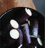 鱼香茄子,茄子放进碗里，撒上半勺盐先腌制10分钟，等茄身变软后，挤去水分待用