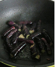 鱼香茄子,油锅炒香肉末到金黄，盛出，原锅放入茄段烤软也取出