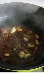 鱼香茄子,原锅补进少量油，放进姜蒜葱段和辣椒炒香，再加进鱼香汁