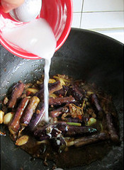 鱼香茄子,最后淋上水淀粉勾芡，出锅前可以再淋点香油增香增色