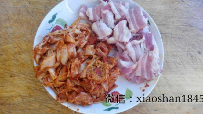 辣白菜炒五花肉, 做法：<a style='color:red;display:inline-block;' href='/shicai/ 428'>五花肉</a>切片，<a style='color:red;display:inline-block;' href='/shicai/ 2863'>辣白菜</a>切块，蒜剁碎备用