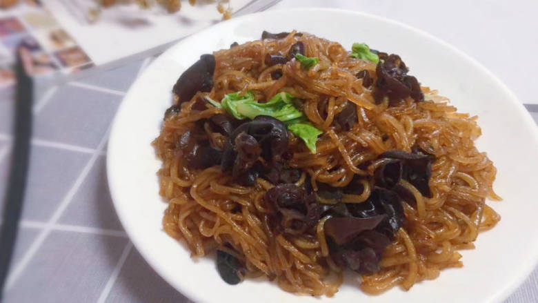 木耳炒粉丝,成品。可以当主食哦~超级好吃😋