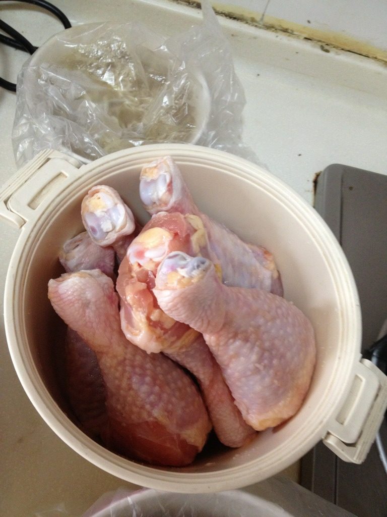 简易烤鸡腿,<a style='color:red;display:inline-block;' href='/shicai/ 92'>鸡腿</a>抹盐，均匀些，腌20分钟。