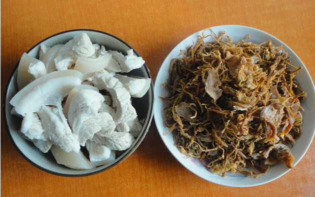 笋干菜烧肉,<a style='color:red;display:inline-block;' href='/shicai/ 414'>猪肉</a>洗净，切大块，焯水，笋干菜过清水待用