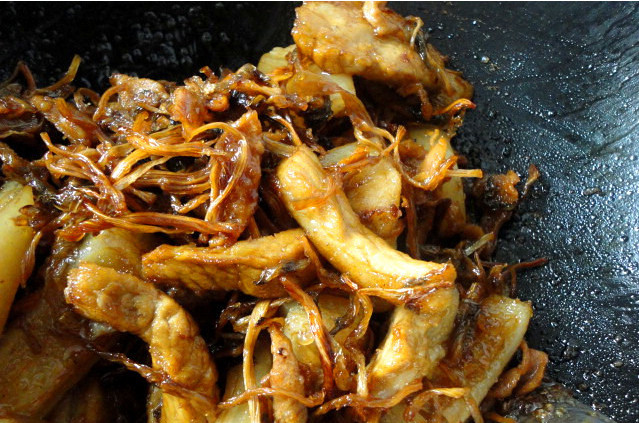 笋干菜烧肉,加<a style='color:red;display:inline-block;' href='/shicai/ 869'>白砂糖</a>适量，继续翻炒片刻，撒入美味鲜2勺，翻炒上色