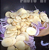 洋葱炒土豆,锅里热油，先炒洋葱，炒出香味，再放入土豆片，翻炒均匀