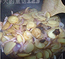 洋葱炒土豆,加入盐、<a style='color:red;display:inline-block;' href='/shicai/ 3729'>白糖</a>、<a style='color:red;display:inline-block;' href='/shicai/ 788'>生抽</a>，加入适量的水