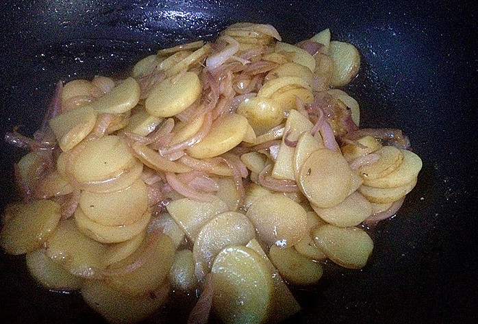 洋葱炒土豆,煮熟透，即可关火，加入适量<a style='color:red;display:inline-block;' href='/shicai/ 756'>鸡精</a>，撒上些葱花即可出锅