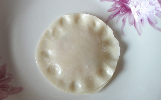 肉糜煎饼,取另一张水饺皮覆盖在其上,边缘轻轻摁一圈