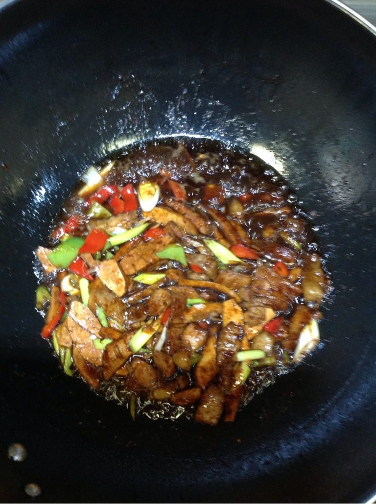酱干回锅肉,肉片与酱干、辣酱翻炒均匀，将大葱、青、红椒入锅，并淋上<a style='color:red;display:inline-block;' href='/shicai/ 762'>老抽</a>、<a style='color:red;display:inline-block;' href='/shicai/ 721'>蚝油</a>，加<a style='color:red;display:inline-block;' href='/shicai/ 3729'>白糖</a>使肉片、酱干上色，中火翻炒均匀即可出锅。出锅前可依个人口感加盐、鸡精。