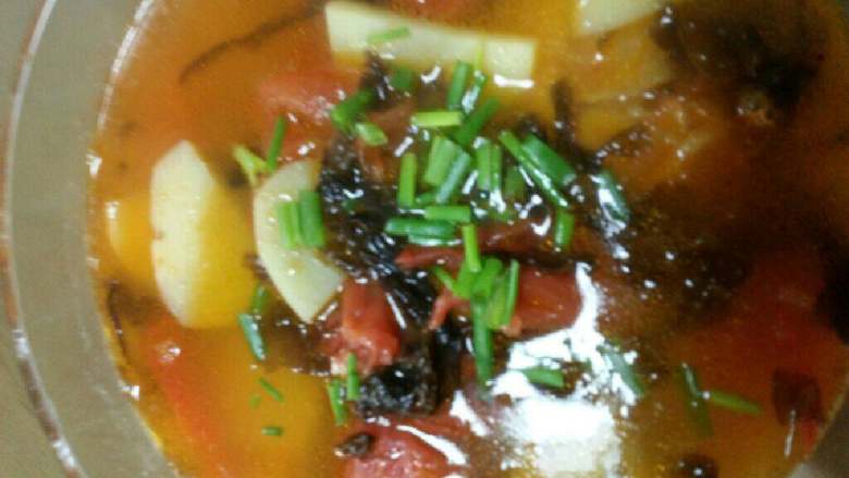 番茄土豆汤,加<a style='color:red;display:inline-block;' href='/shicai/ 756'>鸡精</a>调味，倒到汤碗，洒<a style='color:red;display:inline-block;' href='/shicai/ 3250'>葱</a>花即可。