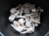 泡椒凤爪,鸡爪洗净，剪去趾甲，剪成小块方便入味