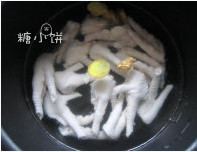 泡椒凤爪,加4-5片<a style='color:red;display:inline-block;' href='/shicai/ 37'>姜</a>片和几颗<a style='color:red;display:inline-block;' href='/shicai/ 700'>花椒</a>，加水至没过鸡爪