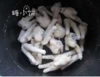泡椒凤爪,大火煮开后及时撇去浮沫，捞出用冷水冲凉