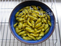 泡椒凤爪,<a style='color:red;display:inline-block;' href='/shicai/ 715'>白醋</a>、泡椒、盐、<a style='color:red;display:inline-block;' href='/shicai/ 13422'>高粱酒</a>和水调成汁，加一点点<a style='color:red;display:inline-block;' href='/shicai/ 10588'>糖</a>和<a style='color:red;display:inline-block;' href='/shicai/ 756'>鸡精</a>提鲜