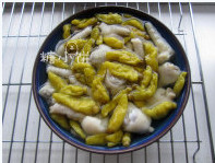 泡椒凤爪,将煮好的鸡爪浸泡到料汁中，用保鲜膜包好放到冰箱腌制几天即可