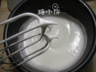 棉花蛋糕卷,制作蛋白糊:蛋清分次加入白砂糖打发至软弯钩的状态