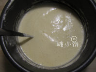 棉花蛋糕卷,加入剩余的一半蛋白糊,翻拌均匀即完成蛋糕糊