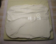 棉花蛋糕卷,将打好的淡奶油抹在蛋糕片没有上色的那一面,尾端留一部分不抹