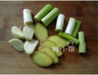 卤鸡胗,葱切段，姜切片，<a style='color:red;display:inline-block;' href='/shicai/ 788'>生抽</a>和<a style='color:red;display:inline-block;' href='/shicai/ 823'>酱油膏</a>1:1混合