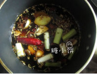 卤鸡胗,卤料:生抽:酱油膏=1:1,高粱酒2汤匙,蒜2瓣,葱1根,姜6片,<a style='color:red;display:inline-block;' href='/shicai/ 866'>冰糖</a>,与香料混合,加水浸泡30分钟