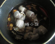 卤鸡胗,浸泡好的调料大火烧开后转小火慢煮15分钟,加入鸡胗中火煮5-10分钟,关火,浸泡过夜
