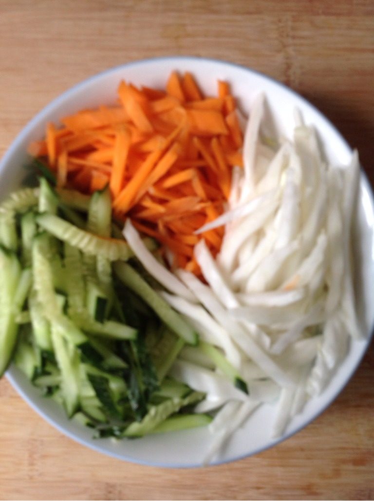 素三丝拌肉丝,<a style='color:red;display:inline-block;' href='/shicai/ 25'>胡萝卜</a>、<a style='color:red;display:inline-block;' href='/shicai/ 54'>黄瓜</a>、白菜帮子都切成丝装盘备用（素三丝原版好像是<a style='color:red;display:inline-block;' href='/shicai/ 54'>黄瓜</a>、萝卜、土豆）
