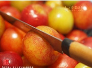李子果汁,沥干水分,完全晾干,用小刀在李子上划一刀