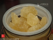 李子果汁,处理好的李子放进干净无水的玻璃瓶,加上冰糖