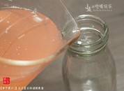 李子果汁,将果汁过滤出来,装入瓶子