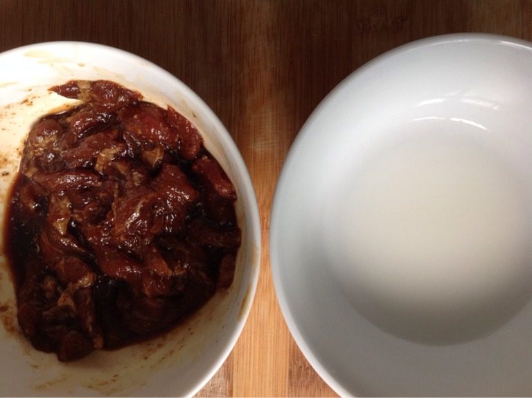 素三丝拌肉丝,瘦肉切丝先入少许盐,再加<a style='color:red;display:inline-block;' href='/shicai/ 720'>胡椒粉</a>、老抽、鸡精,用手抓腌3分钟,后调入生粉水腌制