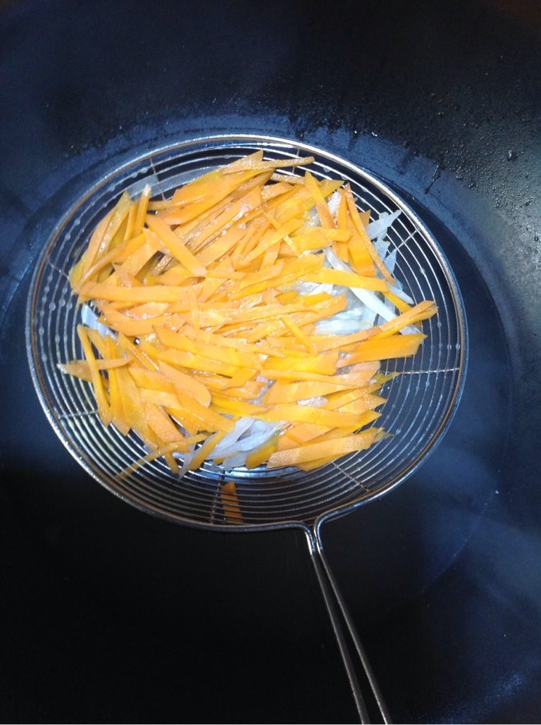 素三丝拌肉丝,腌肉的同时,起水烧开,将白菜丝、胡萝卜丝入锅焯水,约10分钟后盛出放凉