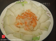 冬瓜蒸虾干,将切好的冬瓜片码放入盘中,虾干摆放在冬瓜片上