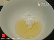 冬瓜蒸虾干,将盐与食用油拌匀,均匀地淋在虾干冬瓜片上