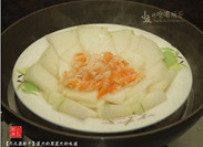 冬瓜蒸虾干,煮开水,将盘子放入,大火蒸开再转中小火蒸15分钟