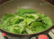 豆酱炒麻叶,蒜剁成蒜蓉,麻叶在盐开水里过一下变色即捞起