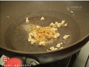 豆酱炒麻叶,下油,待油温略升高,下蒜蓉,豆酱,继续用中小火炒出香味