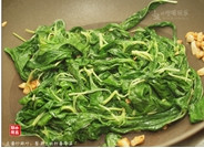豆酱炒麻叶,转大火,下麻叶,翻炒将豆酱与麻叶炒均匀