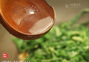豆酱炒麻叶,加入两汤匙上汤或开水,再快速翻炒几下,熄火,装盘食用