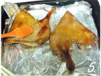酥皮鸭腿,中间拿出来刷一次烤料,烤料晾干后继续放入烤箱烤