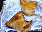 酥皮鸭腿,1小时后,拿出鸭腿,再刷一次烤料,烤箱以220°,再烤10-20分钟,视上色程度决定时间